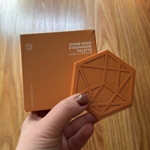 EM Cosmetics - Divine Skies Eyeshadow Palette - Faded Clementine